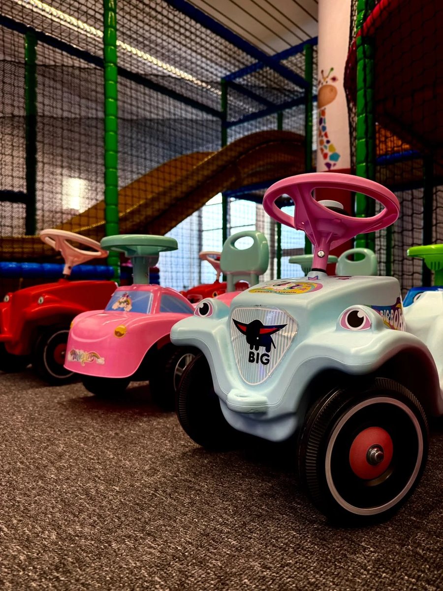 Bobbycars in Mint, Pink und Rot stehen bereit