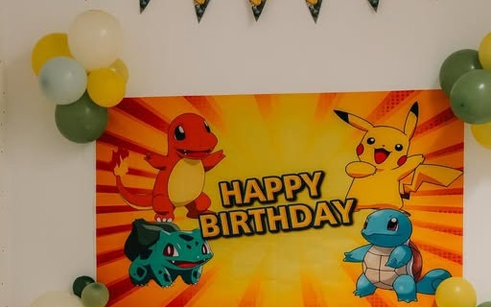 Geburtstagsfeier bei Kunterbunt: Happy-Birthday-Banner, Ballongirlande und gedeckter Tisch