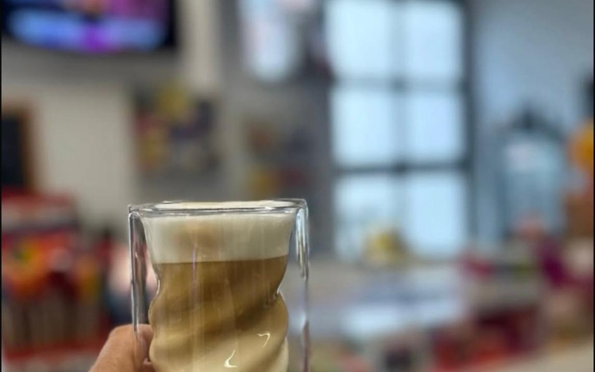Latte Macchiato im Glas, im Hintergrund der Tresen des Kinderspielcafés