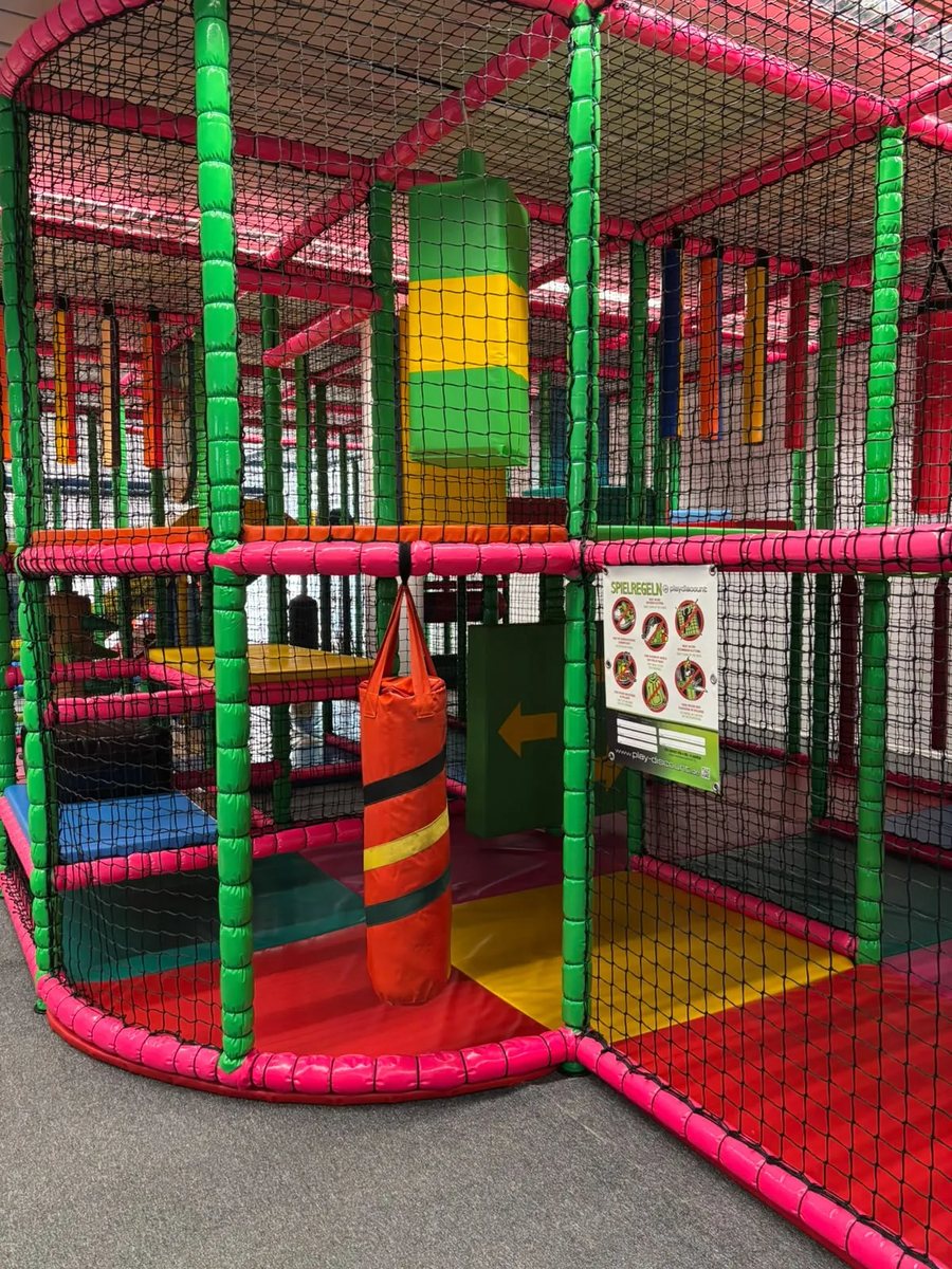 Softplay-Bereich mit Boxsack zwischen gepolsterten Säulen
